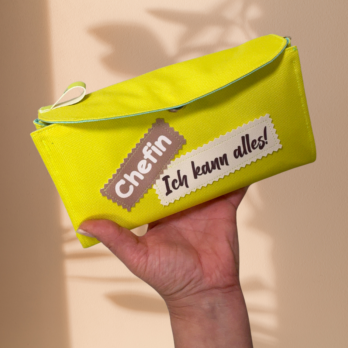Portmonee „Taschengeld“ in Neongelb mit Kunstleder-Labels „Chefin“ und „Ich kann alles!“