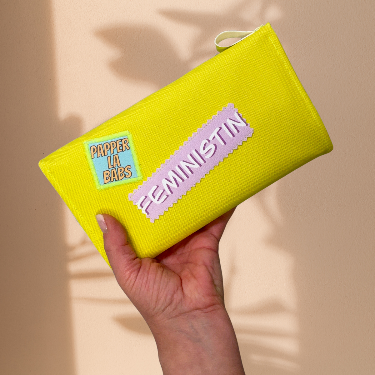 Rückseite des Portmonees „Taschengeld“ mit Kunstleder-Labels „Papperlababs“ und „Feministin“
